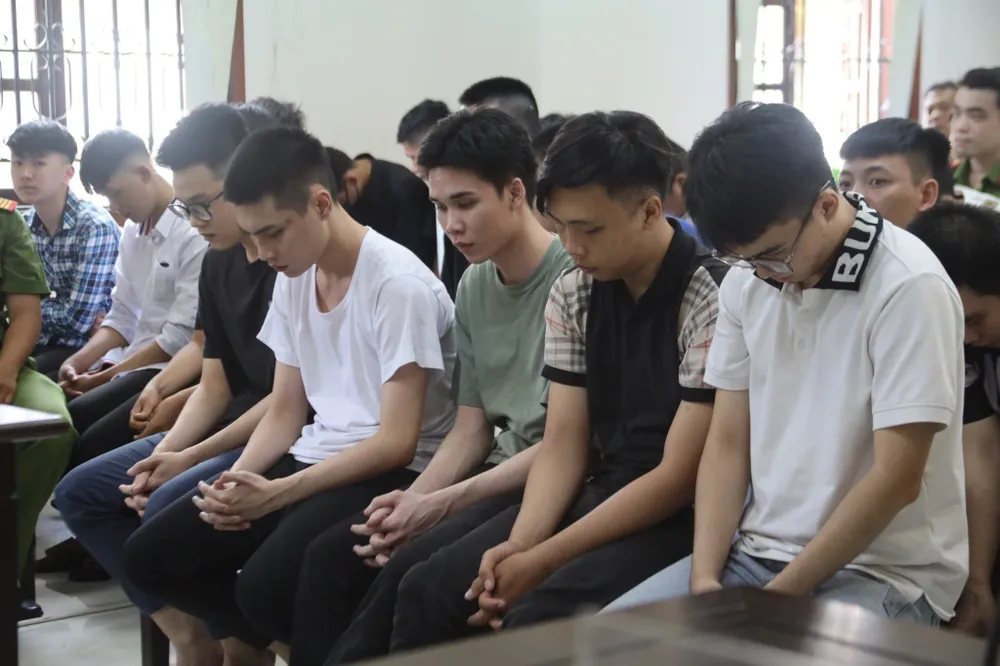 Các bị cáo tại tòa. Ảnh: YN tu-tap-dua-xe.jpg