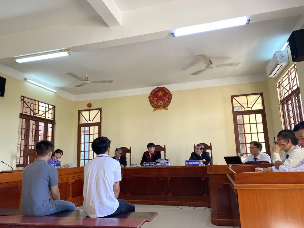 Quang cảnh phiên tòa. Ảnh: YC rut-ho-so-18-6.jpg