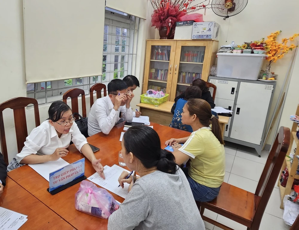 Trợ giúp pháp lý và tư vấn pháp luật cho người dân tại phòng tiếp công dân của UBND phường 8. Ảnh: YC. bao-luc-hoc-duong.jpg