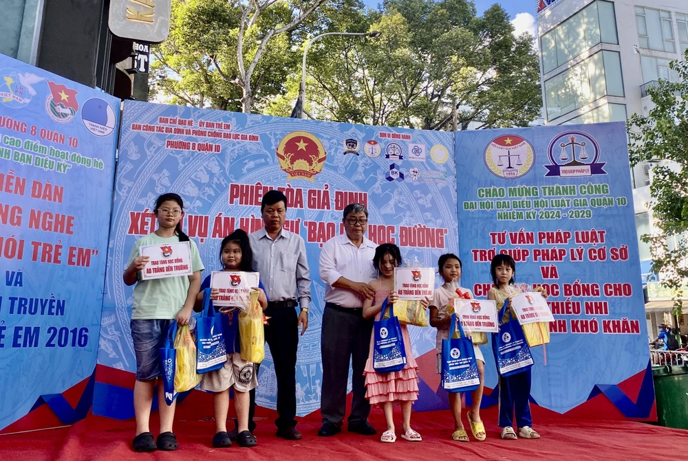 Trao các học bổng năm 2024 cho các em thiếu nhi khó khăn. Ảnh: YC bao-luc-hoc-duong-hoc-bong.jpg