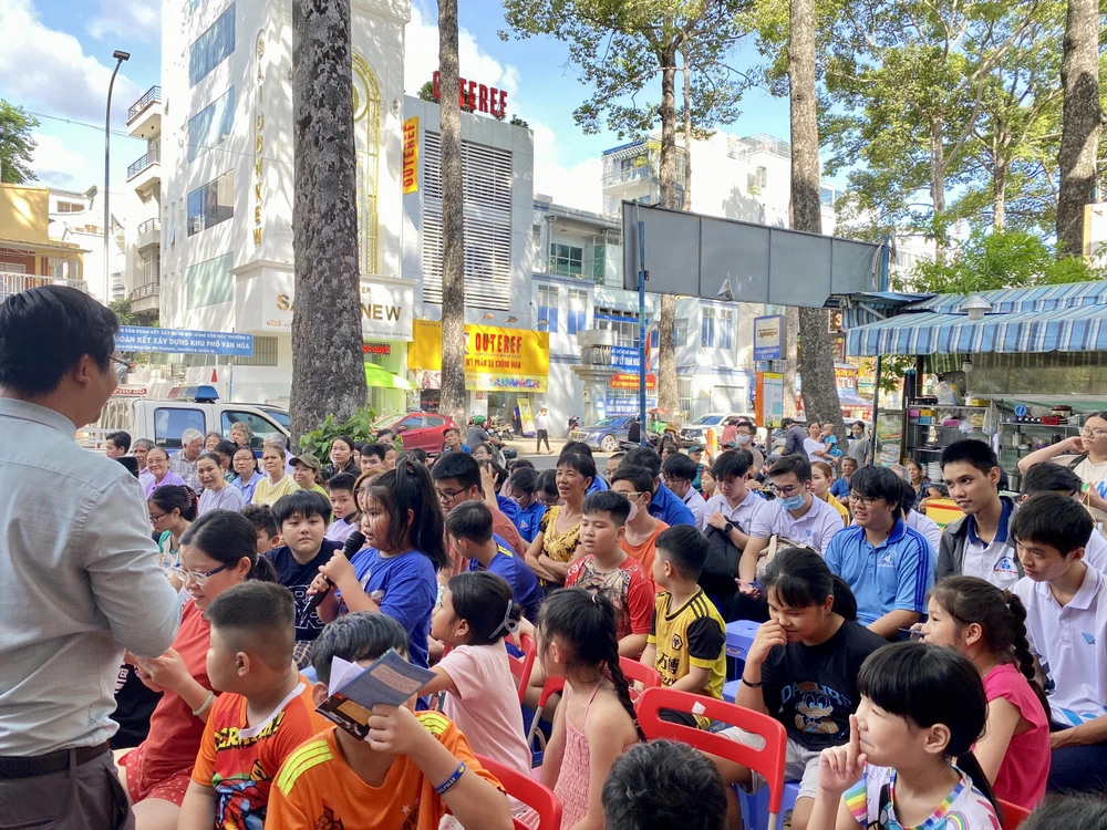 Nhiều em học sinh tham gia trả lời các câu hỏi liên quan đến trẻ em. Ảnh: YC bao-luc-hoc-duong-hoc-sinh.jpg