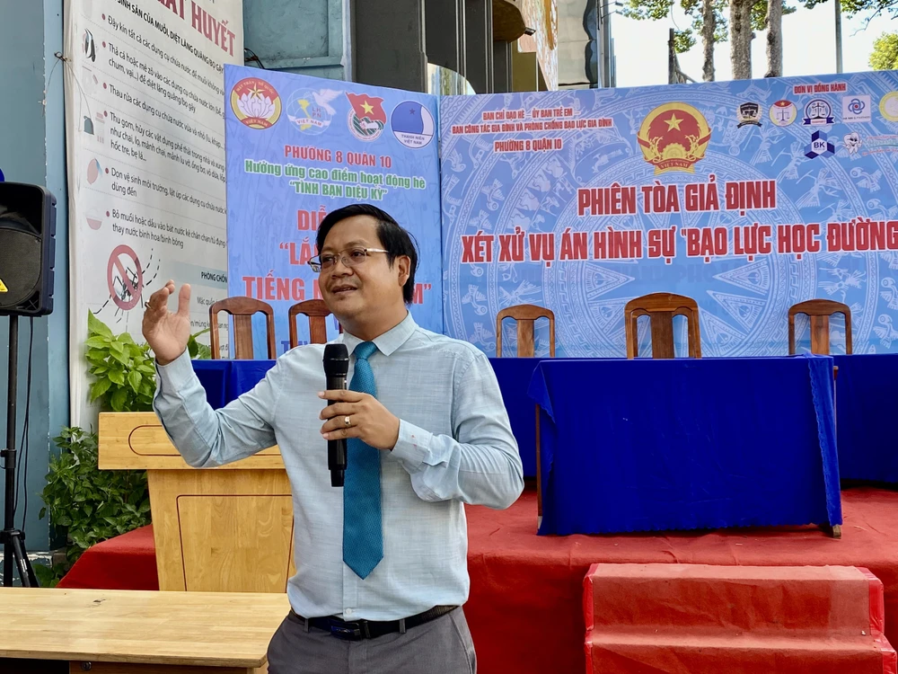 Ông Nguyễn Văn Thành (Chủ tịch Hội luật gia Quận 10, Phó chủ tịch UBND phường 8) tuyên truyền về Luật Trẻ em. Ảnh: YC bao-luc-hoc-duong-ông-thanh.jpg