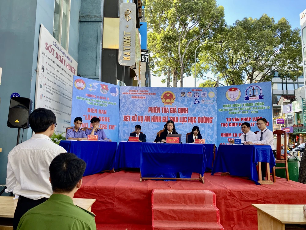 Quang cảnh phiên tòa giả định. Ảnh: YC bao-luc-hoc-duong-phien-toa.jpg