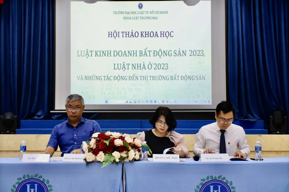 Ban chủ tọa hội thảo. Ảnh: YC cho-de-xe-ban-chu-toa.jpg