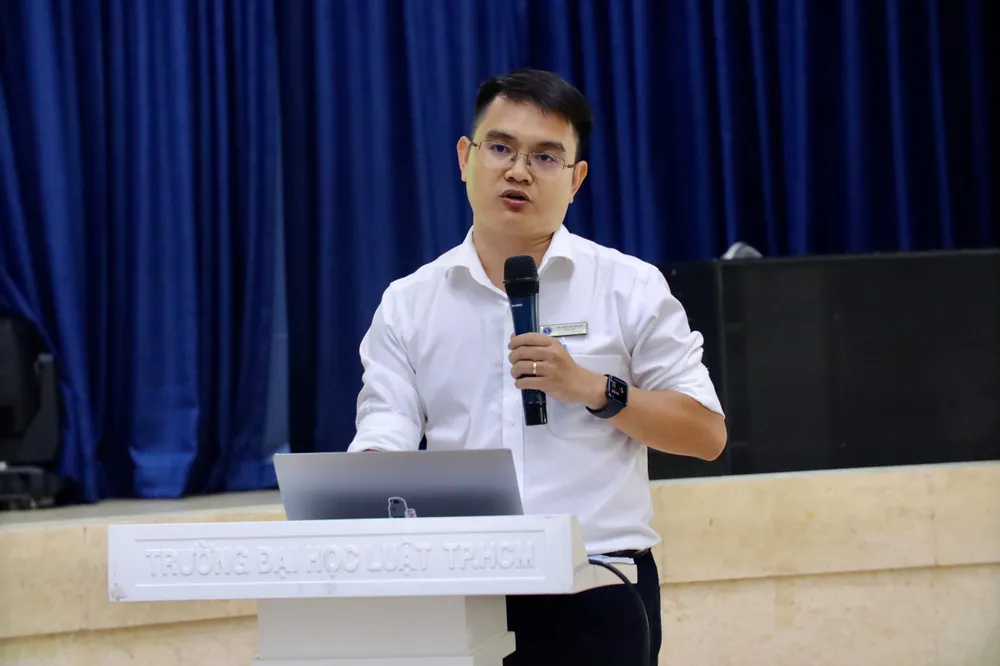 ThS Ngô Gia Hoàng (Trường ĐH Luật TP.HCM) trình bày tham luận tại hội thảo. Ảnh: UL cho-de-xe-ths-hoang.jpg