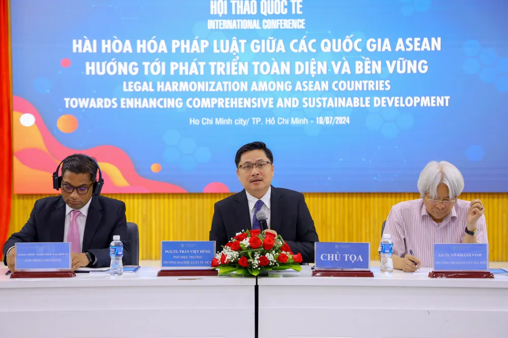 Chủ tọa một phiên làm việc. Ảnh: YC hai-hoa-hoa-phap-luat-BCT.jpg