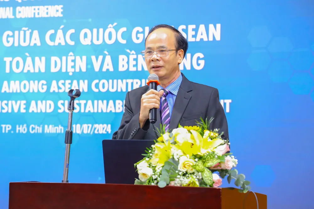 PGS-TS Vũ Văn Nhiêm (Bí thư Đảng ủy - Chủ tịch Hội đồng Trường ĐH Luật TP.HCM) phát biểu tại hội thảo. Ảnh: UL hai-hoa-hoa-phap-luat-PGS.TS nhiem.jpg