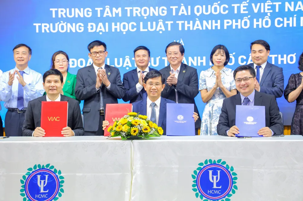 Các bên ký kết hợp tác. Ảnh: YC Truong-ĐH-Luat-TP.HCM-3-don-vi.jpg