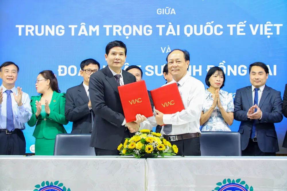 Các bên ký kết hợp tác. Ảnh: UL Truong-ĐH-Luat-TP.HCM-ky-ket.jpg