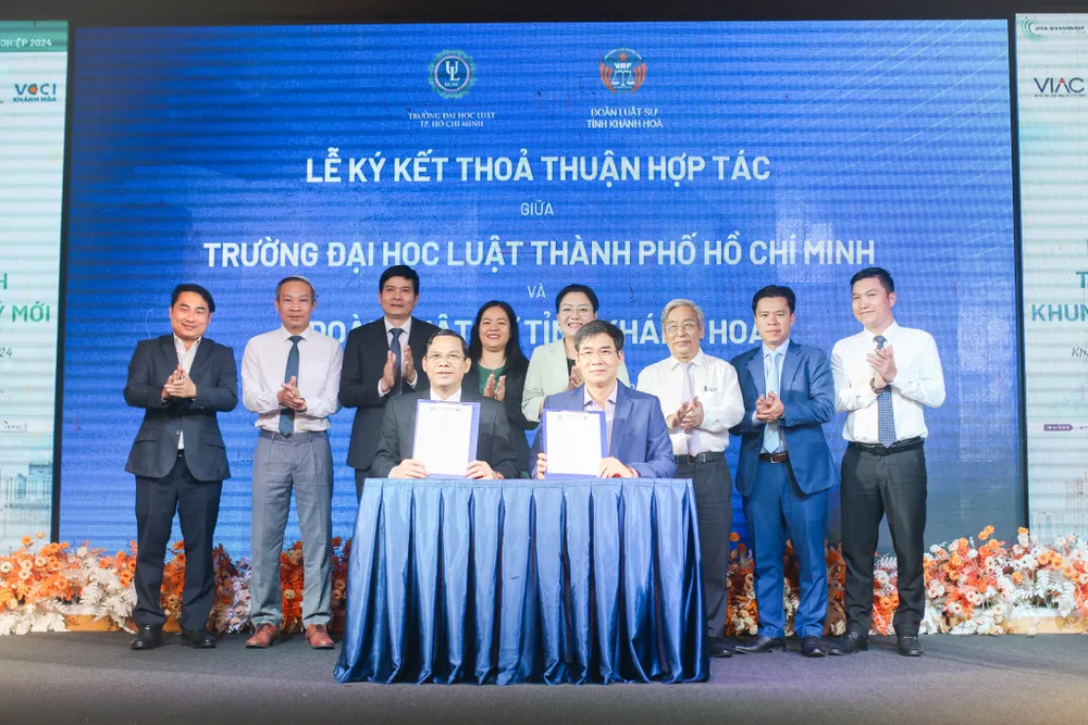 Trường ĐH Luật TP.HCM và Đoàn Luật sư tỉnh Khánh Hòa ký kết thỏa thuận hợp tác. Ảnh:NP bat-dong-san-2.jpg