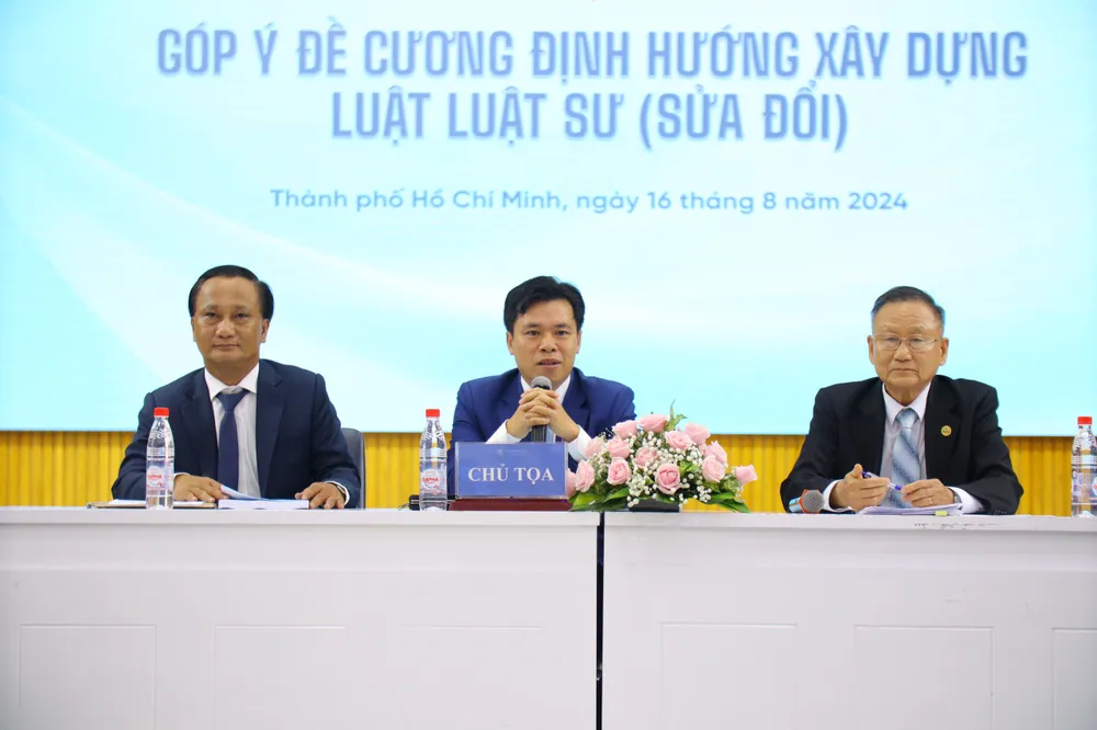 Ban chủ trì hội thảo (từ trái qua phải): Luật sư Hà Hải (Ủy viên Ban thường vụ Liên đoàn Luật sư Việt Nam, Phó Chủ nhiệm Đoàn Luật sư TP.HCM), GS-TS Đỗ Văn Đại (Phó Hiệu trưởng Trường ĐH Luật TP.HCM), Luật sư Nguyễn Văn Trung (Chủ nhiệm Đoàn Luật sư TP.HCM). Ảnh: YC ban-linh-chinh-tri-chu-tri.jpg
