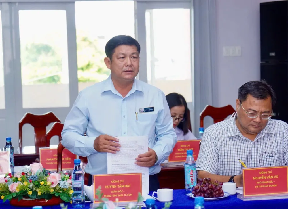 Ông Huỳnh Tấn Đạt (Giám đốc Trung tâm TGPL Nhà nước TP.HCM) phát biểu tại buổi kiểm tra. Ảnh: YC tro-giup-phap-ly-dat.jpg