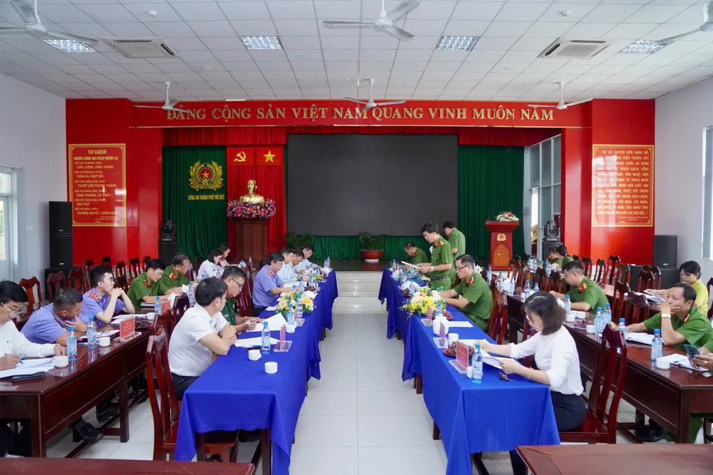 Quang cảnh buổi kiểm tra. Ảnh: TRẦN LINH. tro-giup-phap-ly-quang-canh.jpg