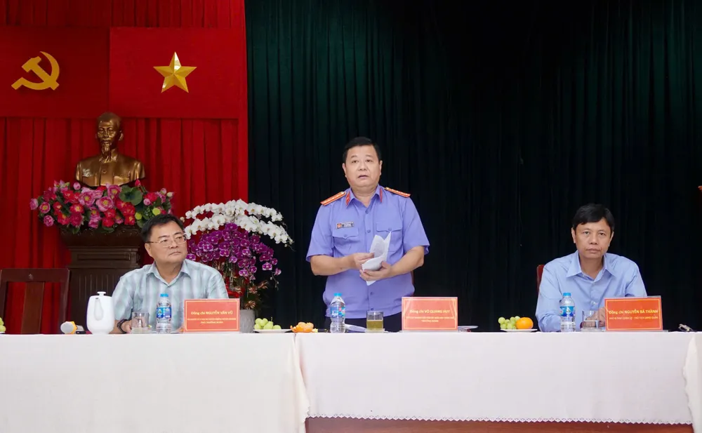 Ông Nguyễn Văn Vũ (Phó giám đốc Sở Tư pháp TP.HCM), ông Võ Quang Huy (Phó viện trưởng VKSND TP.HCM) và ông Nguyễn Bá Thành (Chủ tịch UBND quận Tân Bình) (từ phải qua trái). Ảnh: TRẦN LINH. tro-giup-phap-ly-chu-toa.jpg