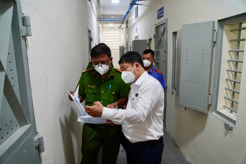 Đoàn đang kiểm tra tại nhà tạm giữ công an quận Tân Bình. Ảnh: YC tro-giup-phap-ly-dat-kiem-tra.jpg