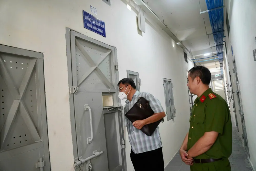 Ông Nguyễn Văn Vũ (Phó giám đốc Sở Tư pháp TP.HCM) đang kiểm tra tại nhà tạm giữ công an quận Tân Bình. Ảnh: TRẦN LINH tro-giup-phap-ly-vu-kiem-tra.jpg