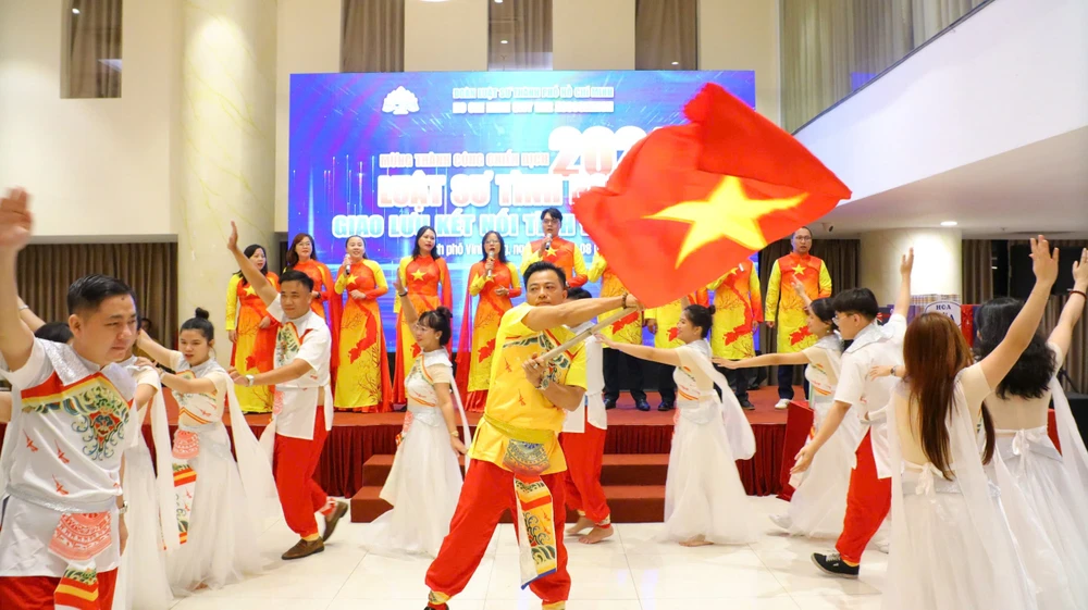Đêm Gala “Mừng thành công Chiến dịch Luật sư tình nguyện 2024 - Giao lưu kết nối tình đồng nghiệp" tại tỉnh Vĩnh Long. Ảnh: YC luat-su-tinh-nguyen-gala.jpg