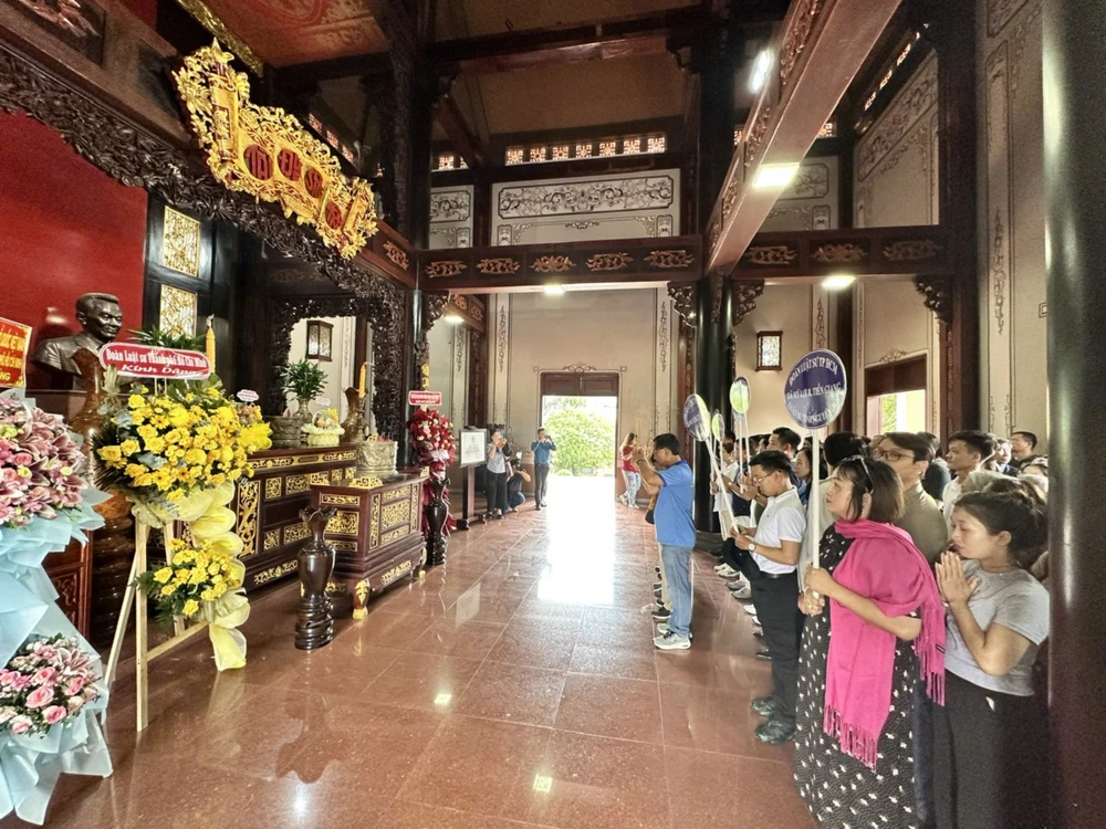 Đoàn ghé thăm khu lưu niệm luật sư Nguyễn Hữu Thọ tại thị trấn Bến Lức tỉnh Long An. Ảnh: YC luat-su-tinh-nguyen-ghe-tham-den 2.jpg