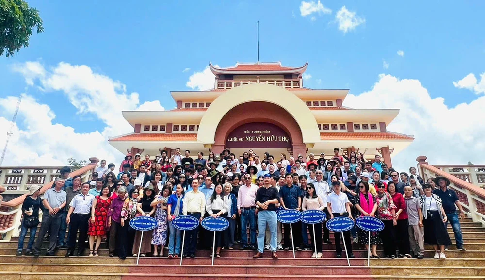Đoàn chụp hình kỷ niệm. Ảnh:YC luat-su-tinh-nguyen-ghe-tham-den.jpg