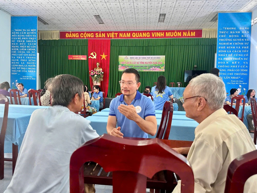 Luật sư Nguyễn Thành Công (Ủy viên Ban Chủ nhiệm Đoàn Luật sư TP.HCM) đang tư vấn cho bà con. Ảnh:YC luat-su-tinh-nguyen-ls công.jpg