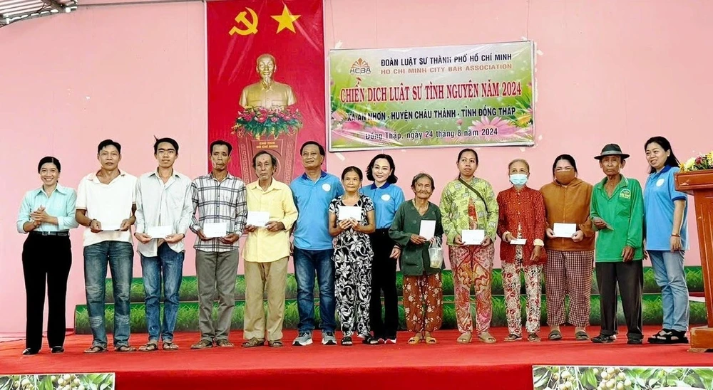 Các luật sư đang trao tặng quà cho các bà con. Ảnh: YC luat-su-tinh-nguyen-trao-tang-qua-hai.jpg