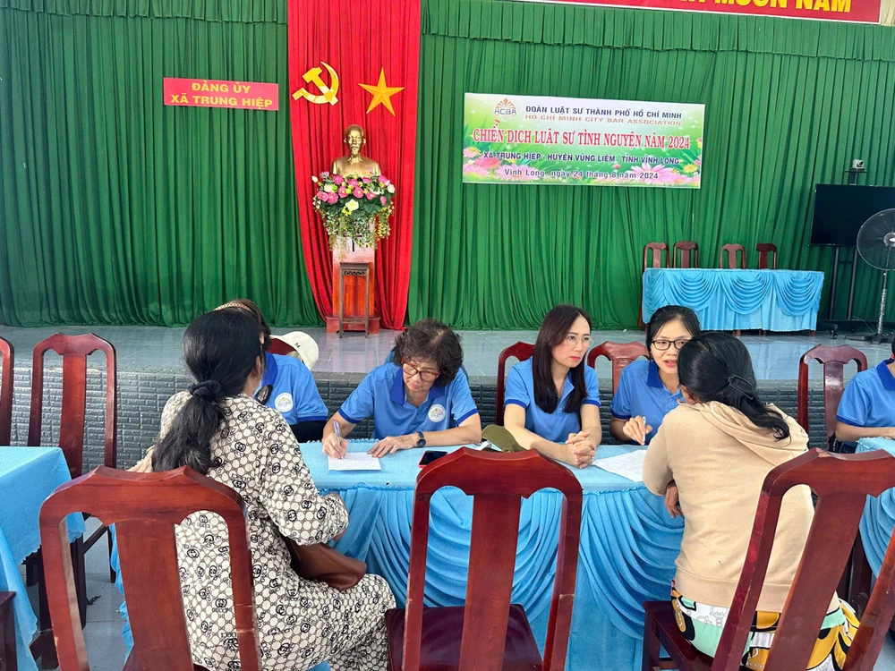 Tại các điểm tặng quà, Đoàn đặt các bàn tư vấn pháp luật miễn phí cho người dân. Ảnh: YC luat-su-tinh-nguyen-tu0van.jpg