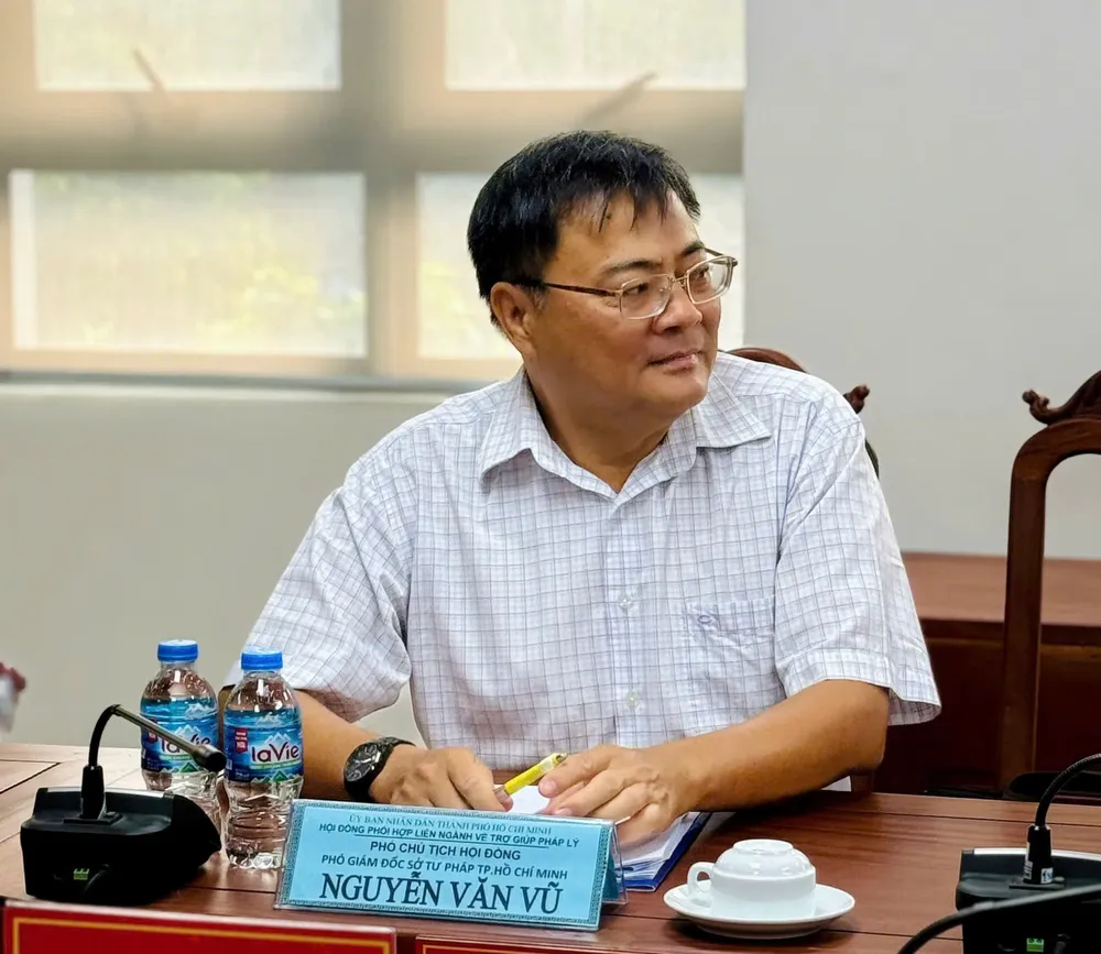 Ông Nguyễn Văn Vũ (Phó giám đốc Sở Tư pháp TP.HCM) tại buổi kiểm tra. Ảnh: YC tro-giup-phap-ly-quan-3-a-vu.jpg