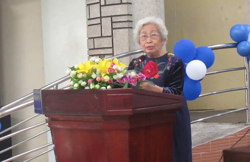 Bà Lương Thị Thuận (Chủ tịch Hội Bảo trợ trẻ em TP.HCM) phát biểu tại buổi đại hội. Ảnh: YC mai-am-hoa-hong-ba-thuan.jpg