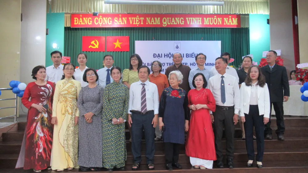 Đại hội cũng đã bầu ra ban chấp hành nhiệm kỳ VIII. Ảnh: YC mai-am-hoa-hong-bcn.JPG