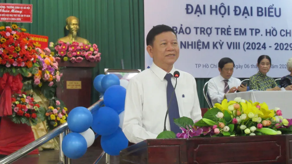 Ông Nguyễn Tăng Minh (Phó giám đốc Sở Lao động - Thương binh và Xã hội TP.HCM) phát biểu tại đại hội. Ảnh: YC mai-am-hoa-hong-so.jpg