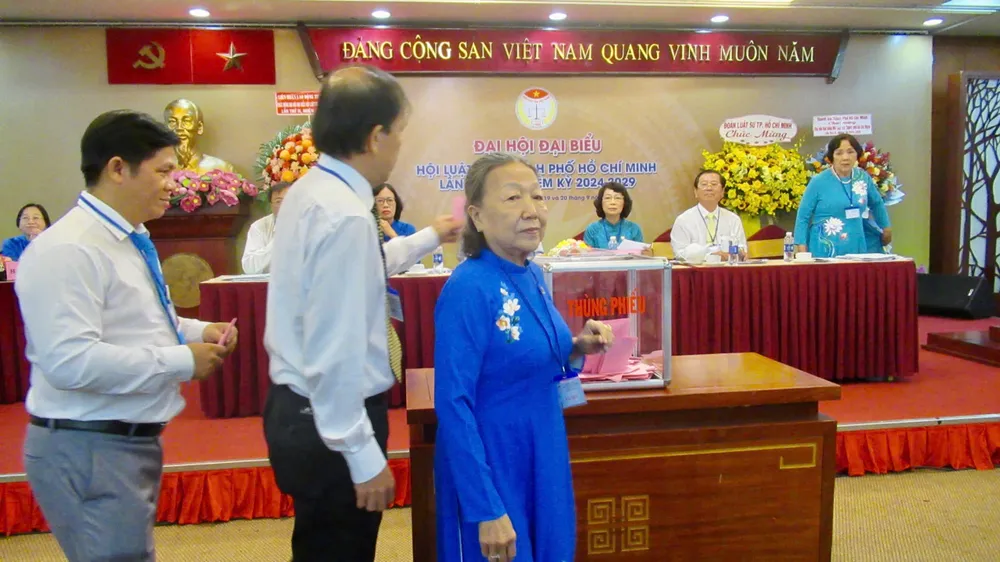 Các đại biểu đang bỏ phiếu bầu. Ảnh: YC hoi-luat-gia-tphcm.jpg