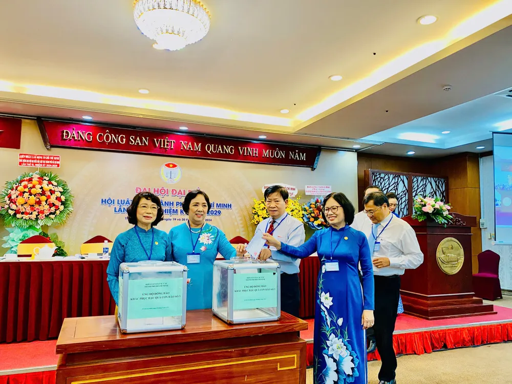 Tại buổi này, Hội Luật gia TP.HCM đã phát động các đại biểu ủng hộ cho các bà con bị ảnh hưởng bởi bão Yagi. Ảnh: YC hoi-luat-gia-tphcm-ung-ho-bao.jpg