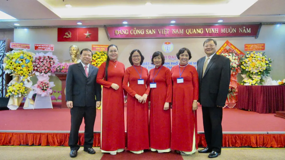 Bà Ung Thị Xuân Hương (Chủ tịch Hội Luật gia TP.HCM nhiệm kỳ IX) cùng 5 phó chủ tịch. Ảnh: YC hoi-luat-gia-tphcm-5.jpg