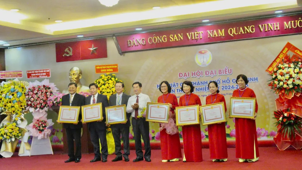 Ông Dương Ngọc Hải - Phó Chủ tịch UBND TP.HCM (giữa) tặng bằng khen cho các cá nhân đã có thành tích xuất sắc. Ảnh: YC Hội Luật gia TP.HCM ra mắt Ban chấp hành nhiệm kỳ mới