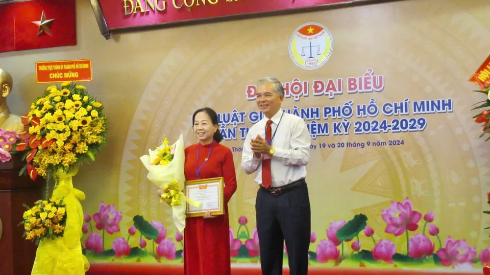 Hội Luật gia TP.HCM nhận bằng khen Tập thể lao động xuất sắc năm 2023. Ảnh: YC hoi-luat-gia-tphcm-xuat-sac.jpg