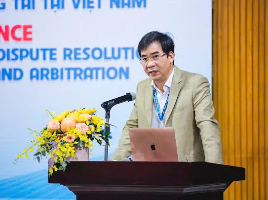 TS Lê Trường Sơn (Hiệu trưởng Trường ĐH Luật TP.HCM) phát biểu tại hội thảo. Ảnh: UL tranh-chap-lao-dong.jpg