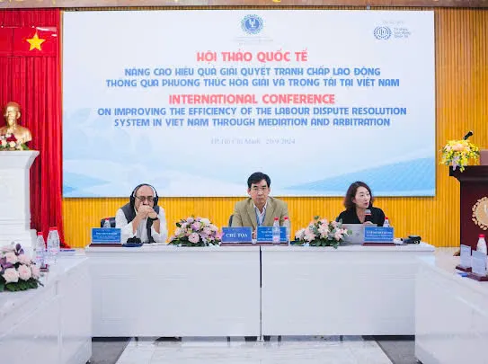 Ban chủ tọa hội thảo. Ảnh: YC tranh-chap-lao-dong-BCT.jpg