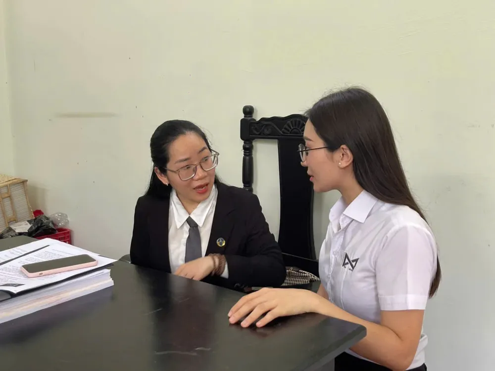 Luật sư và đại diện nguyên đơn tại toà. Ảnh: YC TAND-huyen-nha-be.jpg