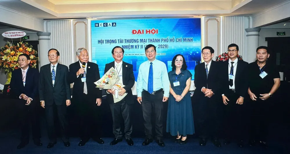 Đại hội đã bầu ra Ban chấp hành nhiệm kỳ mới gồm 12 thành viên, trong đó luật sư Nguyễn Văn Hậu được bầu làm Chủ tịch Hội. Ảnh: YC trong-tai-thuong-mai.jpg