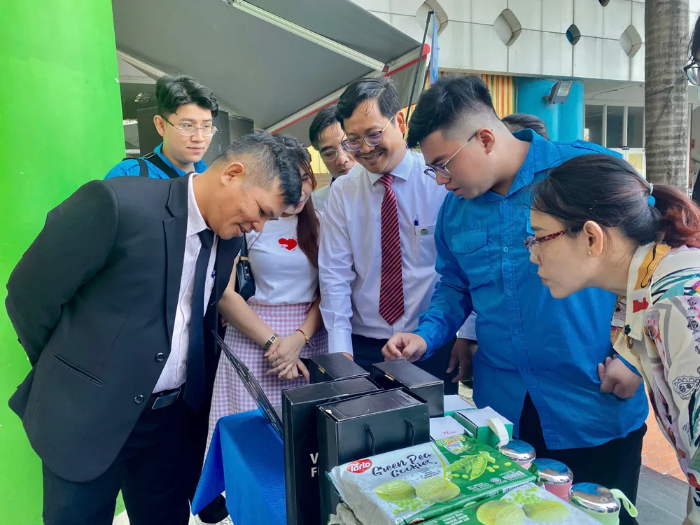 Gian hàng Đố vui pháp luật của Hội Luật gia quận 10 thu hút được nhiều người dân đến tham gia. Ảnh: YC phap-luat-viet-nam-4.jpg