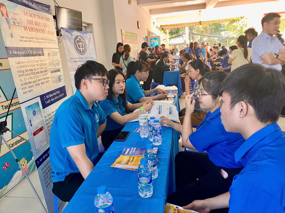 BHXH quận 10 đang tư vấn cho người dân về thẻ BHYT, về thực hiện trên phần mềm BHXH. Ảnh: YC phap-luat-viet-nam-5.jpg