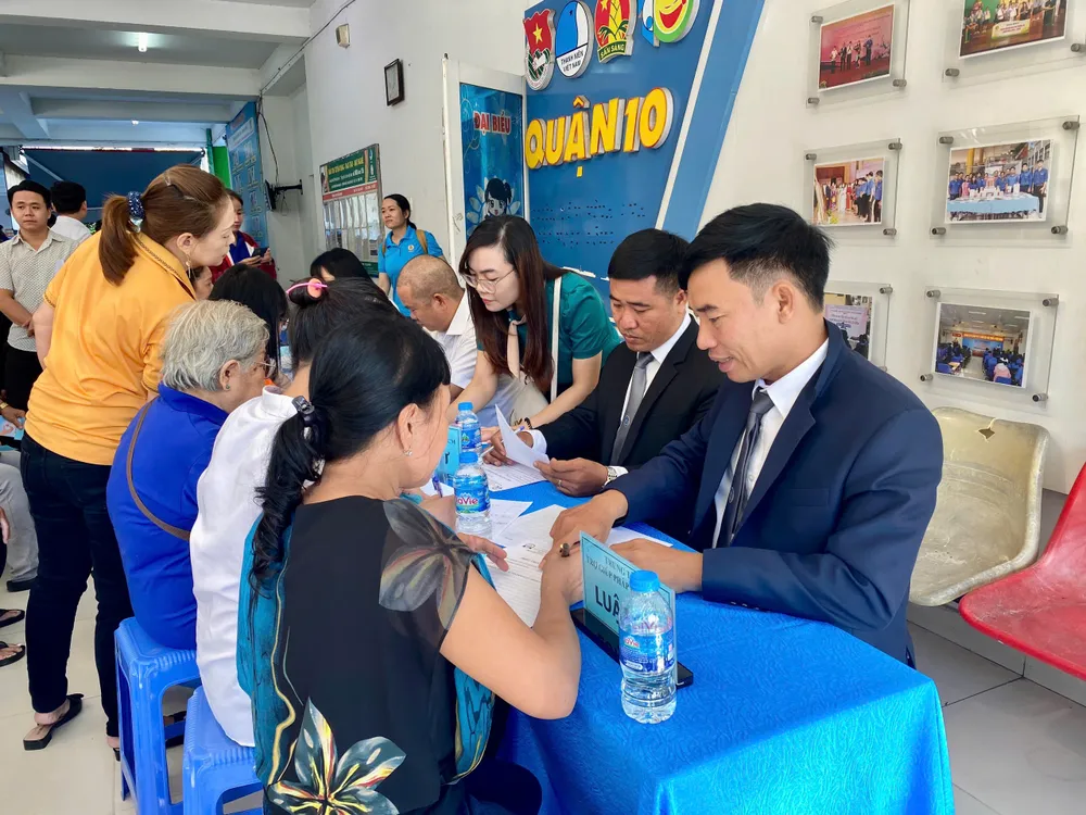 Nhiều người dân đến nhờ tư vấn pháp luật, trợ giúp pháp lý. Ảnh: YC phap-luat-viet-nam-7.jpg
