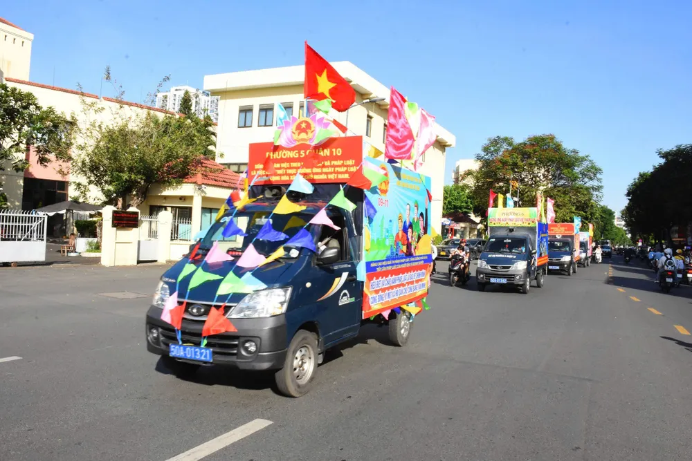 Đoàn xe loa diễu hành, tuyên truyền về Ngày Pháp luật Việt Nam. Ảnh: YC phap-luat-viet-nam-8.jpg