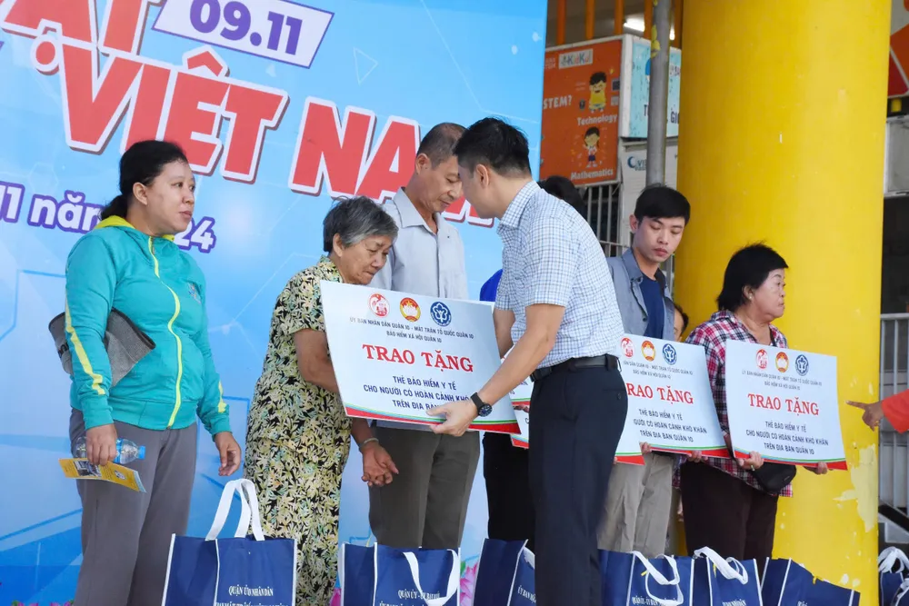 Trao 30 phần quà cho các cá nhân là đồng bào dân tộc thiểu số thuộc diện hoàn cảnh khó khăn, neo đơn. Ảnh: YC phap-luat-viet-nam-9.jpg