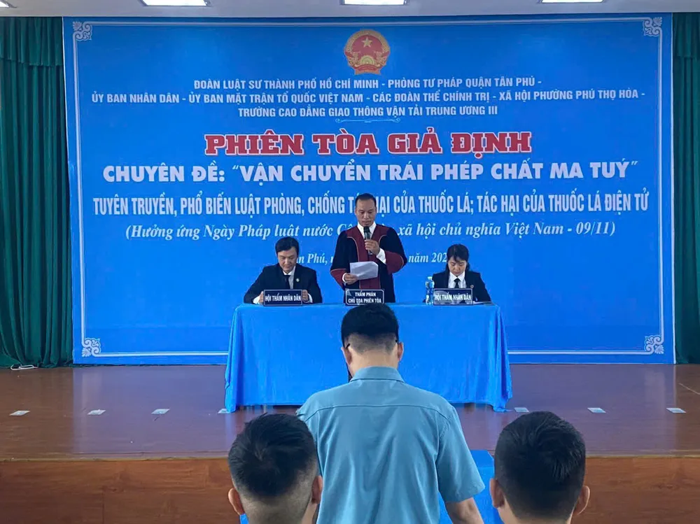 Phiên tòa giả định về vận chuyển trái phép chất ma túy. Ảnh: YC thuốc lá điện tử