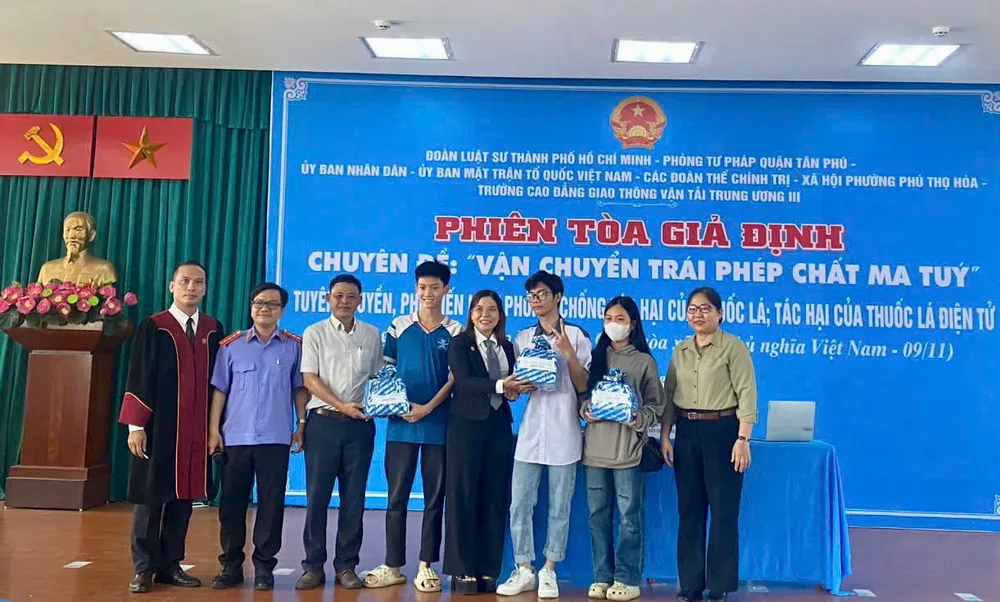Tặng quà cho sinh viên đã có câu trả lời đúng. Ảnh: YC thuoc-la-dien-tu-trao qua.jpg