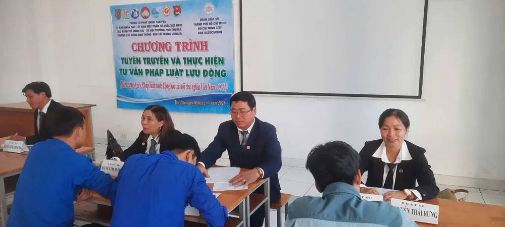 Các luật sư tư vấn miễn phí cho người dân. Ảnh: YC thuoc-la-dien-tu-Tu-van.jpg