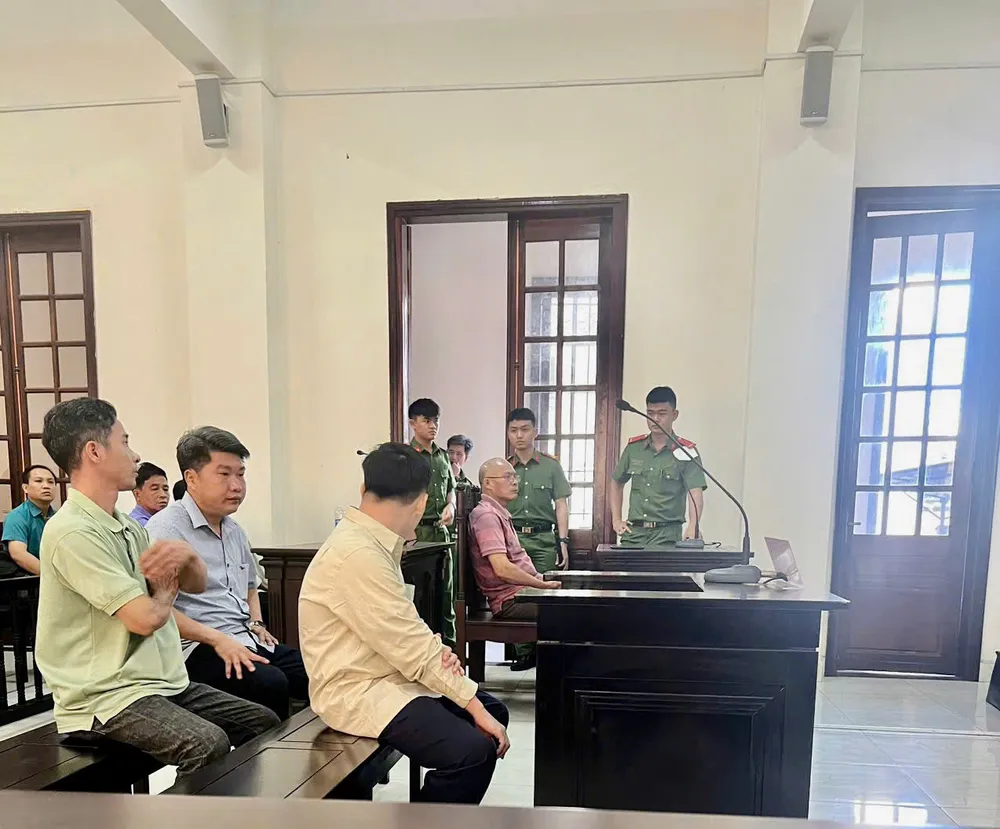 Các bị cáo tại tòa. Ảnh: YC đánh gãy chân ông thợ hồ