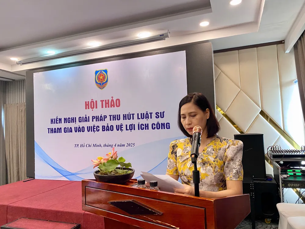Bà Phạm Thùy Linh (đại diện Cục Bổ trợ tư pháp – Bộ Tư pháp) báo cáo dẫn đề tại hội thảo. Ảnh: YC luật-sư-công-BTP.jpg