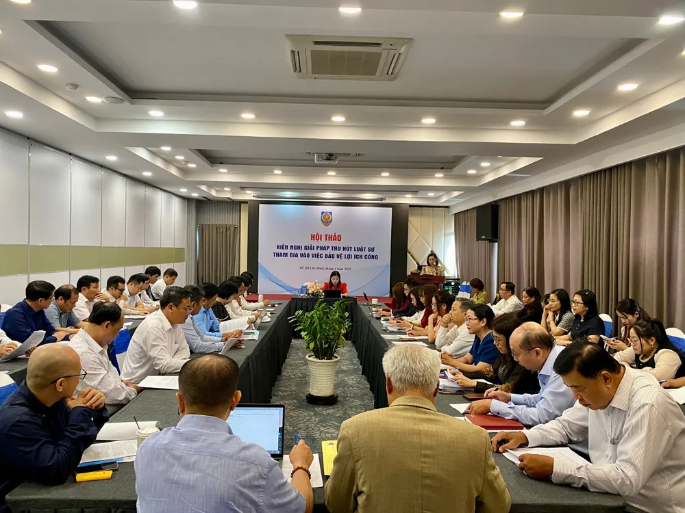 Quang cảnh hội thảo. Ảnh: YC. luật-sư-công-QC 2.jpg
